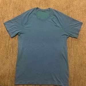 Lululemon Tech shirt Mens M heathered Blue Short Sleeve athleisure